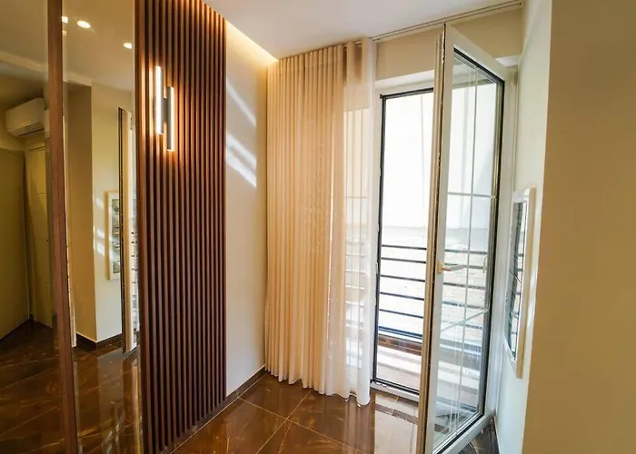 2 Steps From Center 3 2 * 地拉那