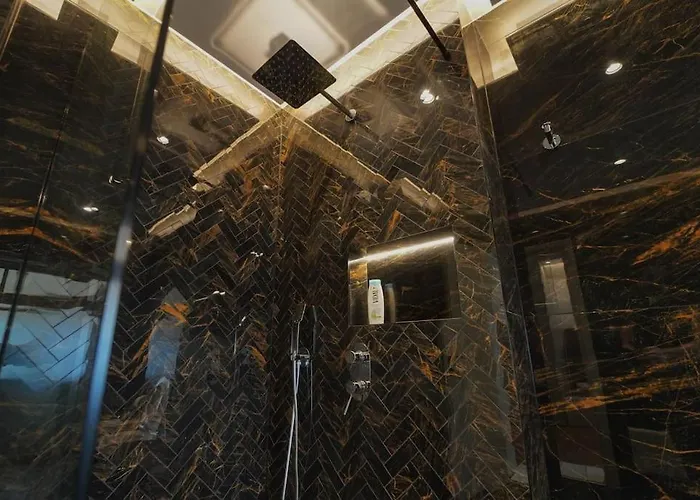 2 Steps From Center 3 2 * 地拉那